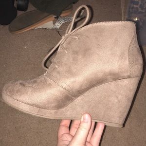 Light brown / tan suede booties / ankle boots